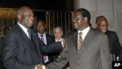 Laurent Gbagbo, à esquerda, cumprimenta o Primeiro-ministro do Quénia Raila Odinga, no dia 17 de Janeiro, em Abidjan. Odinga foi enviado pela União Africana (UA) para tentar solucionar a crise na Costa do Marfim.