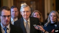 El líder de la mayoría del Senado, Mitch McConnell, republicano por Kentucky, sale de la cámara tras hablar sobre el plan de su partido para reabrir el gobierno, que incluye los fondos que pide el presidente Donald Trump para el muro en la frontera con México.