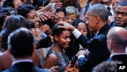 Presiden Obama menepuk kepala dua anak perempuan seraya menyambut para tamu seusai berbicara di acara Congressional Black Caucus Foundation (17/9). Washington, D.C. (foto: AP Photo/Pablo Martinez Monsivais)