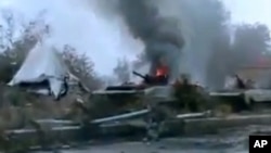 Tank militer Suriah terbakar api di luar kota Deir Ezzor (29/1). (AP/Ugarit News)