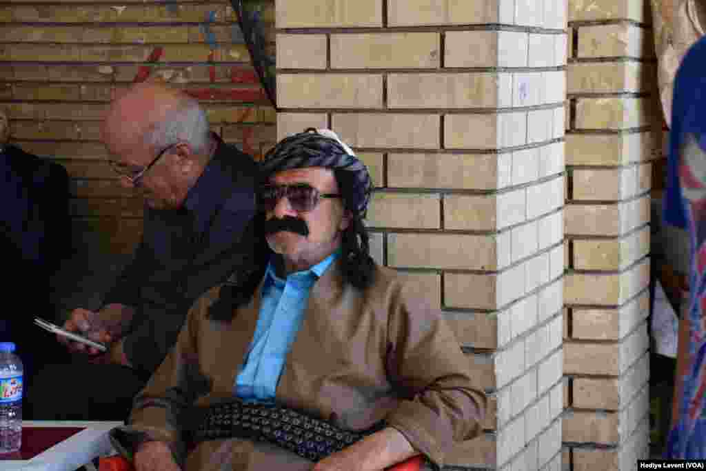 Erbil’deki çarşılarda çok sayıda küçük çay ocağı bulunuyor. Çay ocaklarından birinde kendine has stiliyle bir Erbilli.
