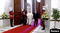 Serokê Îraqê Berham Salih û hevjîna wî Serbax Salih bi Papa Francis re