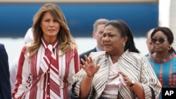La première dame du Ghana, Rebecca Akufo-Addo, avec Melania Trump, première dame des États-Unis à son arrivée à l'aéroport international de Kotoka à Accra, au Ghana, le 2 octobre 2018.