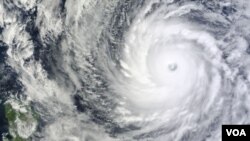 Petugas prakiraan cuaca memperkirakan angin topan itu akan melewati Okinawa Sabtu malam (11/10) sebelum menuju ke utara ke arah pulau-pulau utama Kyushu dan Honshu awal pekan depan.
