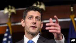 Ketua DPR Amerika Serikat, Paul Ryan, memberikan keterangan kepada wartawan seusai pertemuan dengan Donald Trump di Gedung Capitol, Washington (12/5). 