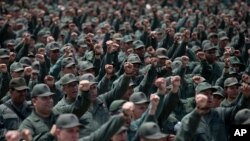 Reservistas del ejército venezolano participan en los ejercicios militares ordenados por Maduro.