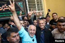 Capres Iran Masoud Pzeshkian melambaikan tangan ke arah masa saat pilpres putaran kedua antara dirinya dan Saeed Jalili di Teheran, Jumat, 5 Juli, 2024. (Foto: Saeed Zareian/pool/WANA via Reuters)