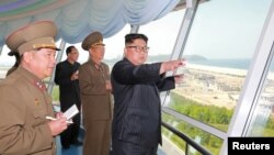 지난 2018년 강원도 원산갈마해안관광지구 건설장에서 현지지도를 하는 김정은 북한 국무위원장(오른쪽)을 김수길 북한 총정치국장(오른쪽 2번째)이 수행하고 있다. 