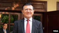 រូបឯកសារ៖ លោកកឹម សុខាមេដឹក​នាំ​បក្ស​ជំទាស់​និយាយ​ជាមួយ​អ្នក​សារព័ត៌មាន​នៅ​ក្នុង​គេហដ្ឋាន​របស់​លោក​មុន​នឹង​ចេញ​ទៅ​សាលាដំបូង​រាជធានី​ភ្នំពេញ​ដើម្បី​ចូល​រួម​សវនាការសវនាការ​សប្តាហ៍​ទីពីរ កាល​ពីថ្ងៃទី២២ ខែមករា ឆ្នាំ២០២០។ (ទុំ ម្លិះ/VOA)
