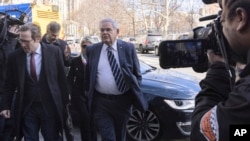 El senador Bob Menéndez, demócrata por Nueva Jersey, llega al tribunal federal de Manhattan el lunes 11 de marzo de 2024 en Nueva York. Junto a su esposa Nadine, está acusado de conspirar para aceptar sobornos a cambio de ayudar en proyectos llevados a cabo por los empresarios.
