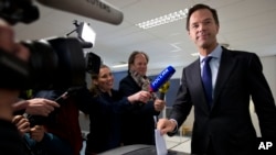 Perdana Menteri Belanda Mark Rutte memasukkan surat suaranya ke dalam kotak suara di sebuah TPS di Den Haag, Belanda (6/4). 