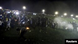 La policía se enfrenta con manifestantes frente al Congreso Nacional de Brasil durante una protesta contra el nombramiento del expresidente Luiz Inácio Lula da Silva como jefe de gabinete de la presidenta Dilma Rousseff. Brasilia, marzo 17, 2016.