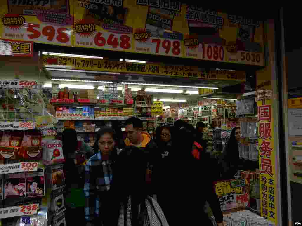東京新宿一間大型藥房晚上十時過後仍擠滿顧客。(美國之音湯惠芸攝)