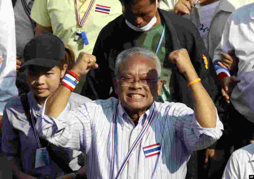 Thai anti-government protest leader Suthep Thaugsuban holds clenched fists during a march with his supporters in Bangkok, Thailand, Dec. 22, 2013. 