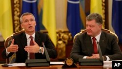 Президент Петро Порошенко та генеральний секретар НАТО Єнс Столтенберґ