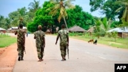 (FILES) Machi 07, 2018 wanajeshi wa Msumbiji wakifanya doria katika mitaa baada ya serikali kuongeza ulinzi baada ya siku mbili za mashambulizi yaliyofanywa na kikundi cha Waislam wenye siasa kali mwezi Oktoba 2017 katika eneo la Mocimboa da Praia, Mozambique. -…