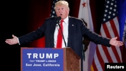 Trump se burló del discurso de Hillary Clinton sobre política exterior y dijo que él tiene mejor temperamento para ser presidente.