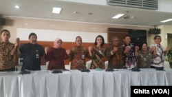 Sembilan Pansel Capim KPK Periode 2019-2023 dalam konferensi Pers Capim KPK yang lolos Profile Assessment, di Gedung Sekretariat Negara, Jakarta, Jumat (23/8) (Foto:VOA/Ghita)