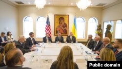 Ентоні Блінкен під час зустрічі з українською громадою Чикаго обговорює потреби українських мігрантів. Січень 2023 року
