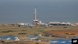 Kinu cha mafuta cha Kingfisher nchini Uganda kinachoendeshwa na kampuni ya China National Offshore Oil Corporation (CNOOC), Jan. 24, 2023. (AP Photo/Hajarah Nalwadda)