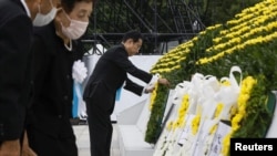 기시다 후미오(오른쪽) 일본 총리가 지난 6일 히로시마 평화공원에서 헌화하고 있다. (자료사진)