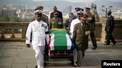 Beberapa perwira militer Afrika Selatan membawa jenazah Nelson Mandela ke Union Buildings, kantor pemerintahan yang terletak di kota Pretoria, Rabu (11/12). 