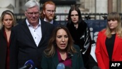Stella Assange, esposa del fundador de WikiLeaks, Julian Assange, pronuncia un discurso frente a los Tribunales Reales de Justicia, en el centro de Londres, el 26 de marzo de 2024.
