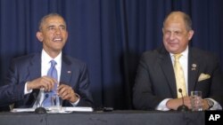 El presidente de Cosa Rica, Luis Guillermo Solis (derecha), dice que la asistencia de EE.UU. es la mayor prestada en los últimos 30 años al país centroamericano.