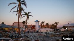 FILE — Badai Ian menyebabkan kerusakan luas di Pantai Fort Myers, Florida, 4 Oktober 2022. Badai tersebut juga menyebabkan hujan lebat dan menumbangkan pepohonan di sebagian besar wilayah negara bagian tersebut, sehingga memicu banjir di banyak wilayah pedalaman.