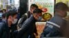 FILE - Pemimpin redaksi Stand News Patrick Lam (tengah) dibawa ke gedung kantor outlet berita dengan diborgol setelah polisi dikerahkan untuk menggeledah sebuah tempat di distrik Kwun Tong Hong Kong, 29 Desember 2021.