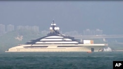 Kapal pesiar mewahsenilai lebih dari $500 juta, terlihat dari Hong Kong di luar Pelabuhan Victoria pada 7 Oktober 2022. (Foto: via AP)