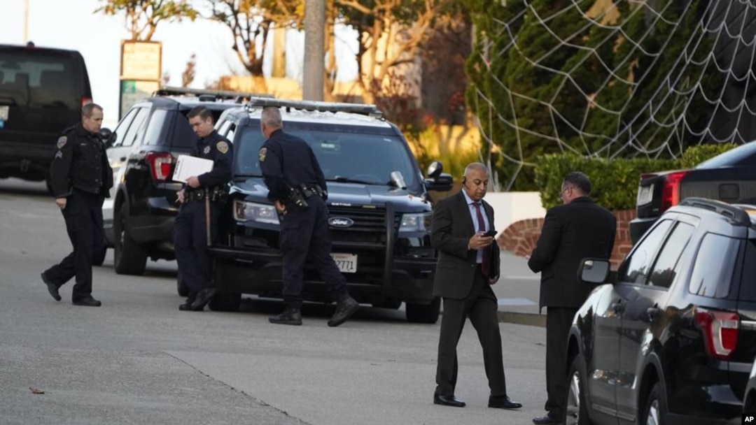 Policija ispred kuće Pola Pelosija, supruga predsedavajuće Predstavničkog doma Nensi Pelosi u San Francisku (Foto: AP /Eric Risberg)