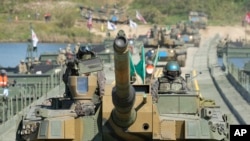 Tank K2 Angkatan Darat Korea Selatan melintasi jembatan terapung di Sungai Namhan selama latihan penyeberangan sungai bersama antara Korea Selatan dan Amerika Serikat di Yeoju, Korea Selatan, Rabu, 29 Oktober 2018. 19 Februari 2022. (AP Photo / Lee Jin-man) 