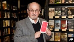 En esta foto del 6 de junio de 2017, el autor Salman Rushdie posa para los fotógrafos en la firma de su nuevo libro 'Home', en Londres, Reino Unido..