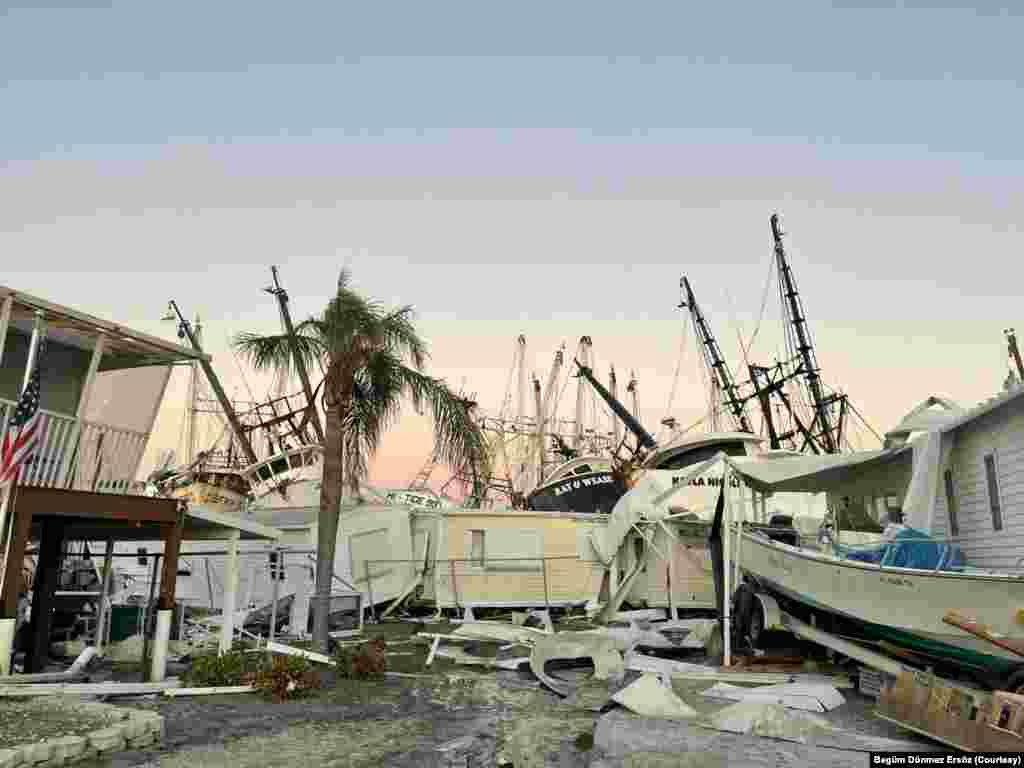 Fort Myers’da üst üste binmiş teknelerin biraz ötesinde iskeleden kopan büyük beton bloklar dikkat çekiyor. Şiddetli rüzgar ve yükselen suyla birlikte aslında denizde olması gereken beton bloklar karaya kadar ulaşmış.