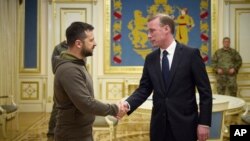 Джейк Салліван здійснив несподіваний візит до Києва, де зустрічався з президентом Володимиром Зеленським. 4 листопада 2022 р.