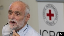 El presidente del CICR Jakob Kellenberger habla con los periodistas en Siria en 2011. En varias ocasiones la organización ha llegado a acuerdos de alto el fuego humanitarios.