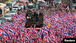 成千上萬泰國反政府抗議者手持泰國國旗遊行抵制選舉投票。