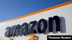 FOTO DE ARCHIVO: Logo de Amazon en el centro logístico de la empresa en Boves Milton, Vermont, Estados Unidos.