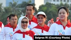Presiden Jokowi bersama Ibu Negara Iriana, didampingi Wakil Presiden Jusuf Kalla menari poco-poco, Minggu, 5 Agustus 2018. (Foto: dok)