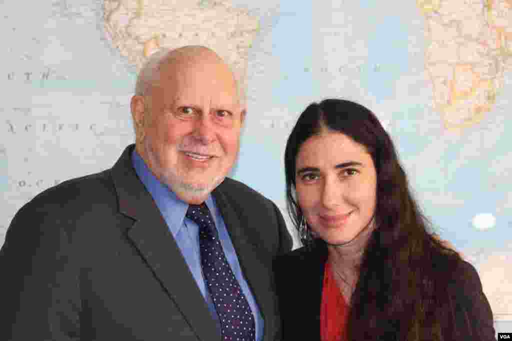 La bloguera cubana Yoani Sánchez junto al director de BBG, Dick Lobo.