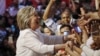 Hillary Clinton écrit une page d'histoire, mais Sanders "continue la lutte"