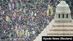 日本民眾反對國會參議院通過安保法案。