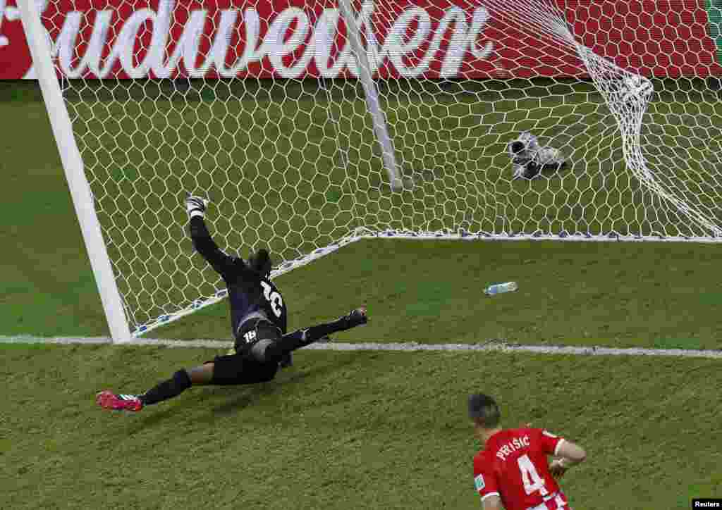 Cameroon's Charles Itandje (left) fails to stop Croatia's third goal during their 2014 World Cup Group A soccer match at the Amazonia arena, Manaus, June 18, 2014.