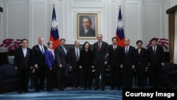 台湾总统蔡英文在总统府会见到访的美国参议院“台湾连线”共同主席殷霍夫等美国国会议员（2018年2月21日，台湾总统府照片）