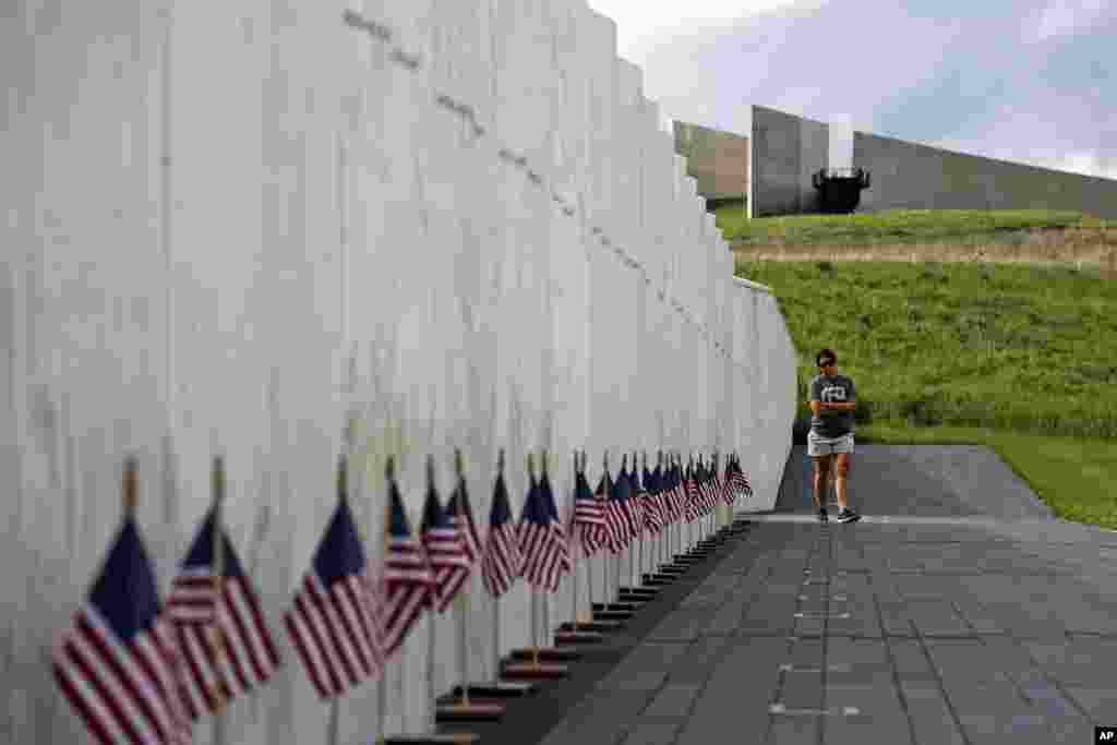 Una visitante al Flight 93 National Memorial hace una pausa en el Muro de los Nombres que contiene los nombres de los 40 pasajeros y tripulantes del vuelo 93 de United que fueron asesinados en este campo el 11 de septiembre de 2001, el 31 de mayo de 2018. (Foto AP / Gene J. Puskar) 
