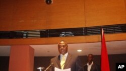 Abel Chivukuvuku, discursando, em Luanda, no encerramento da Convenção Constitutiva da CASA, a 3 de Abril de 2012