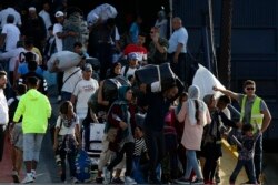 Wakimbizi na wahamiaji wakiwasili kwenye mji wa Thessaloniki, kaskazini mwa Ugiriki