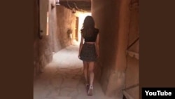 Perempuan yang tampil dalam video dengan rok mini dan baju tanpa lengan dibebaskan oleh polisi Saudi. 