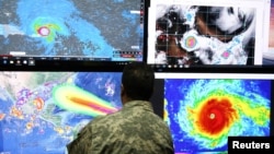 Pripadnik Komiteta za operacije u vanrednim situacijama (COE) posmatra na monitorima putanju kretanja uragana Irma u Santo Domingu, Dominikanska Republika, 5. septembra 2017.